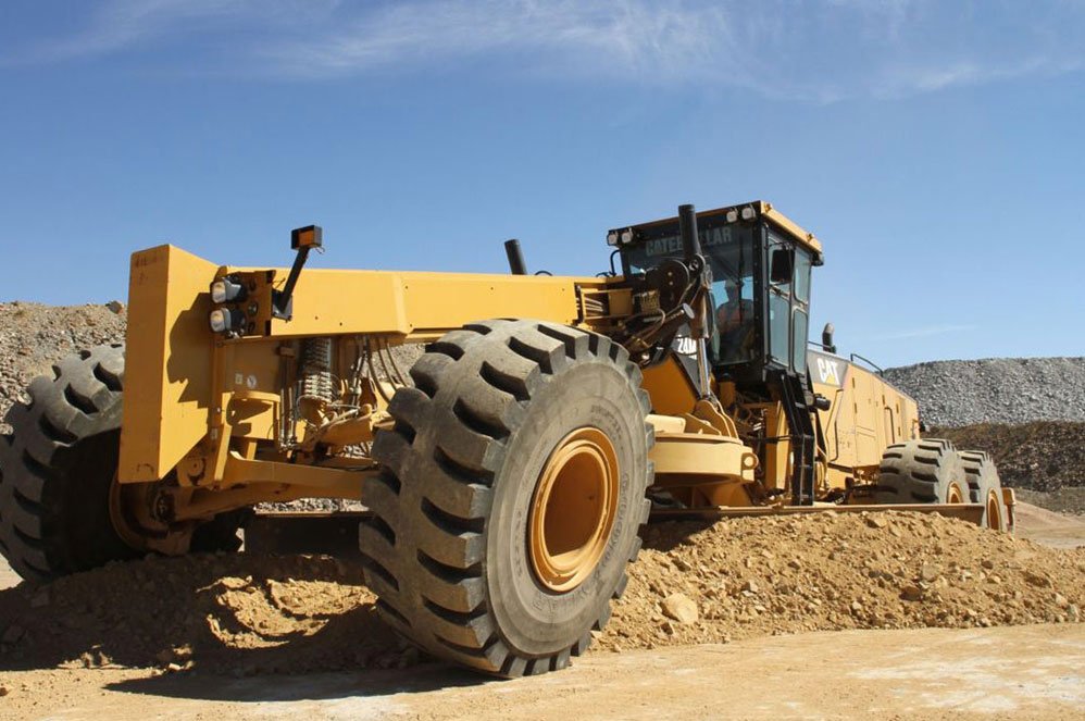 desi-machines-motor-grader-cat-24m-1