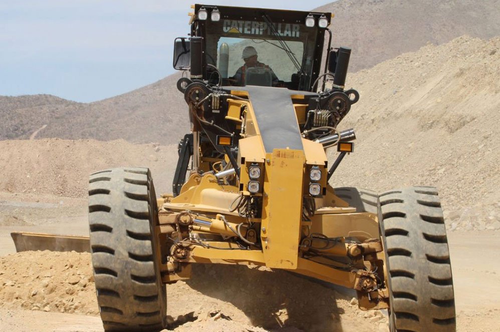 desi-machines-motor-grader-cat-24m-2